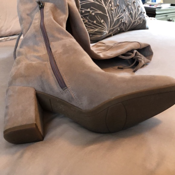 Woman’s over the knee boots - Picture 3 of 3